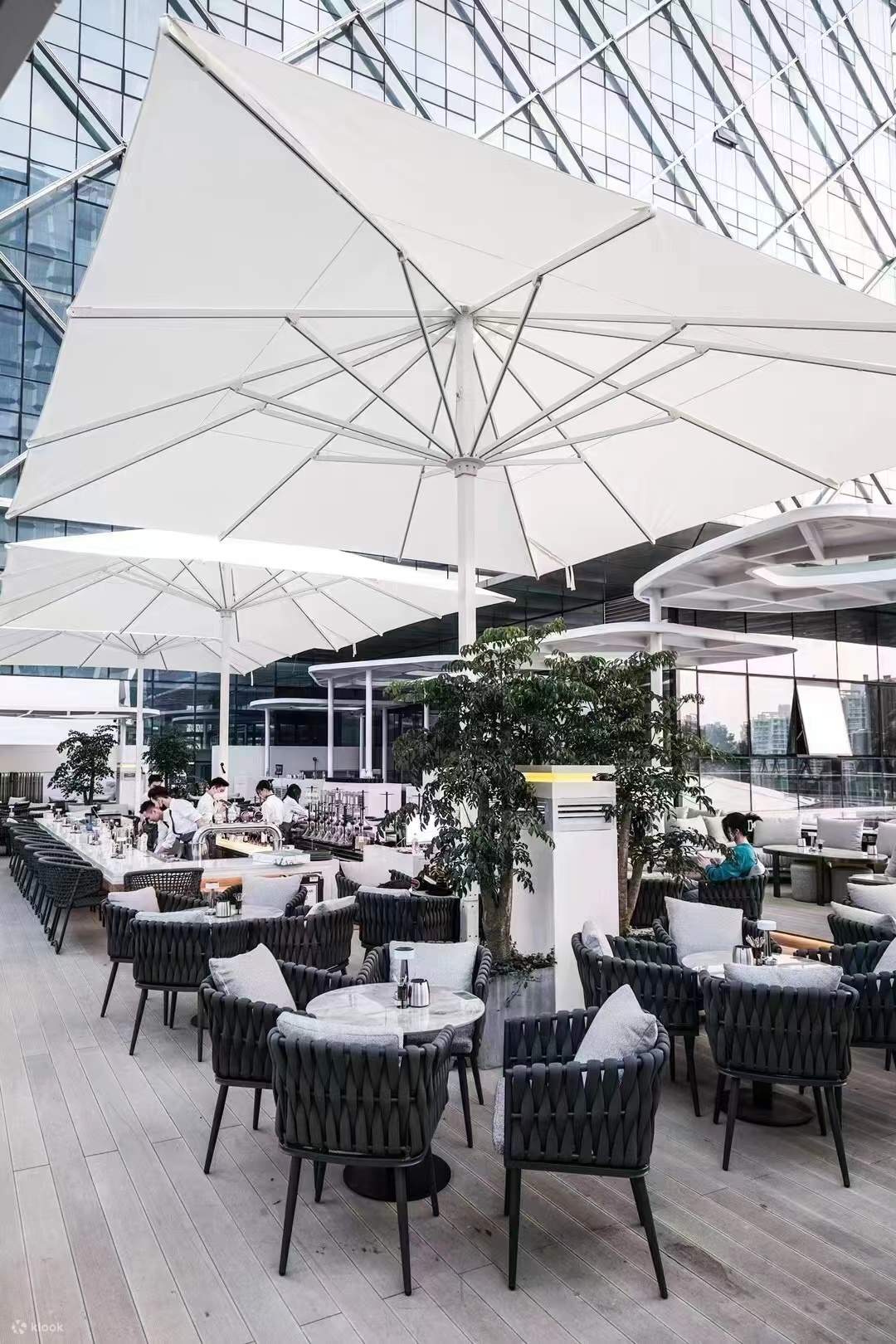 在日間也可想約小酌，聊天談事